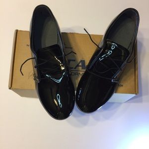 Gently used Capps women’s military SZ 9 patent